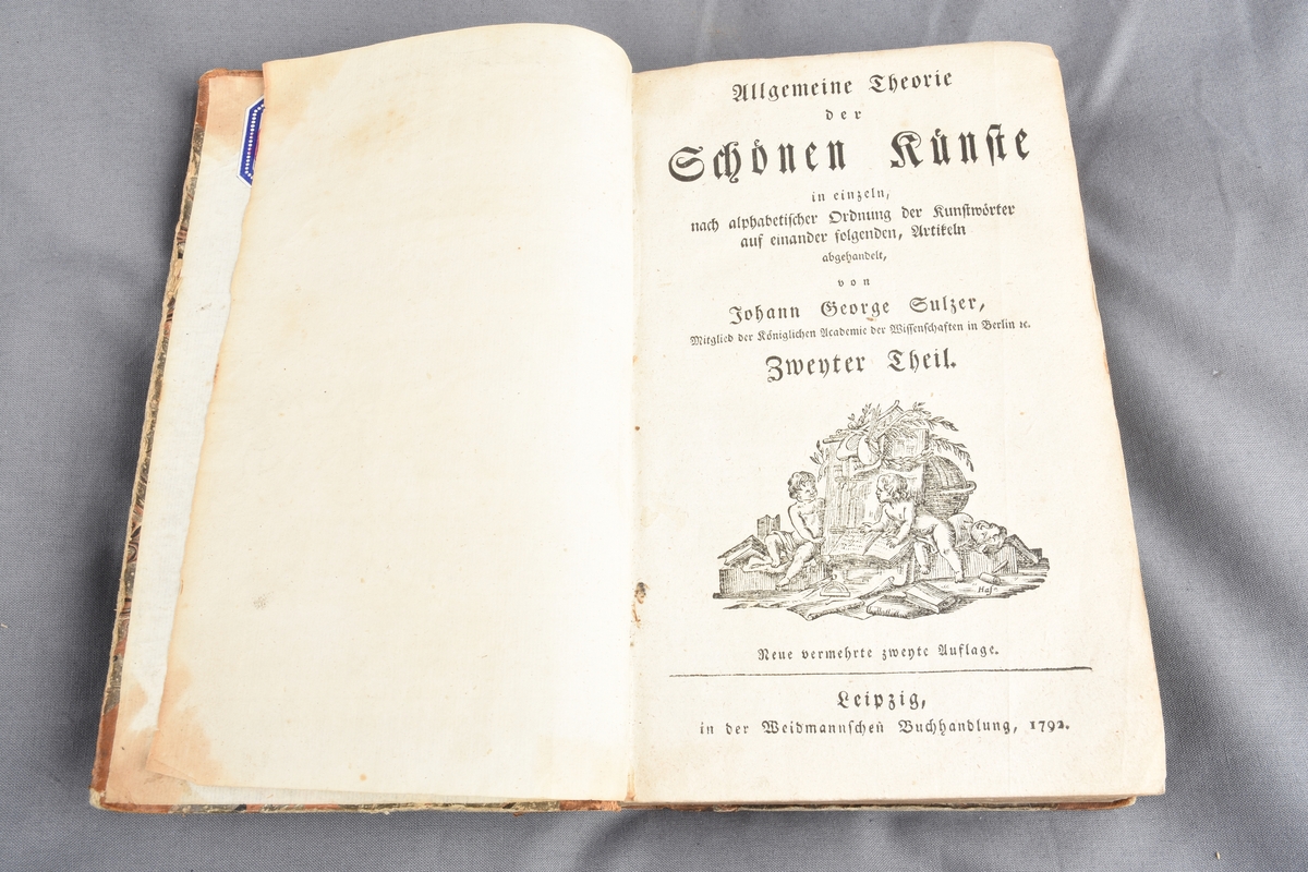 Innbundet bok, skinn og papir i rektangulær form.