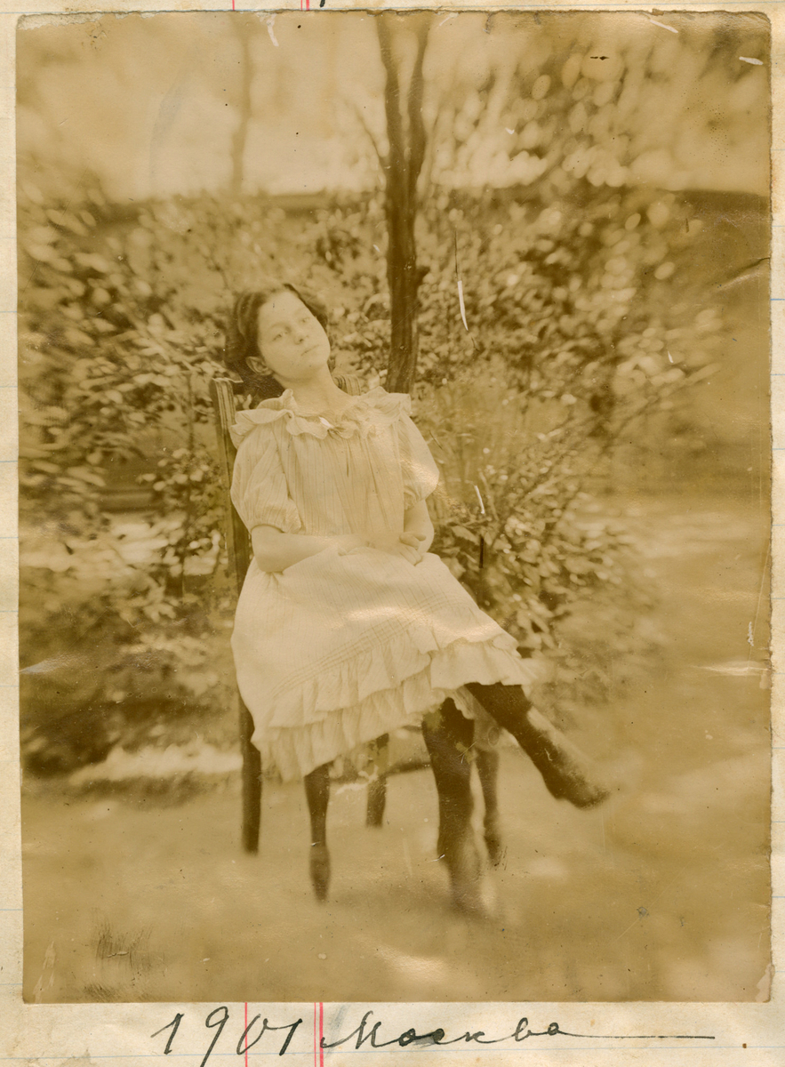 Portrett av Julia Rostin, fotografert utendørs i Moskva i 1901.