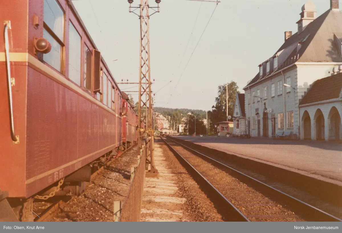 Styrevogn BFS 86 67 for dieselmotorvogn på Kongsberg stasjon, her som ekstravogn i lokaltog til Oslo V