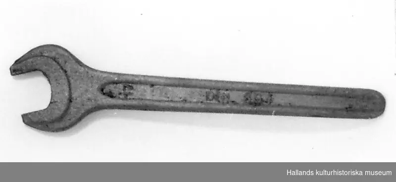 Enkelnyckel (skruvnyckel, u-nyckel) av stål. Längd 16 cm. Bredd 3,7 cm. 