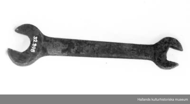 Dubbelnyckel (Skruvnyckel, U-nyckel) av stål. Längd 16,7 cm. Bredd 4 cm. 