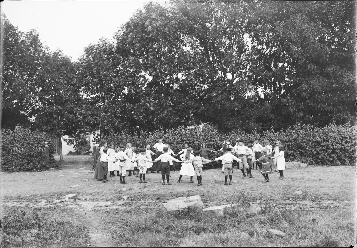 Barnkoloni - ringlek, Sandika, Harg socken, Uppland