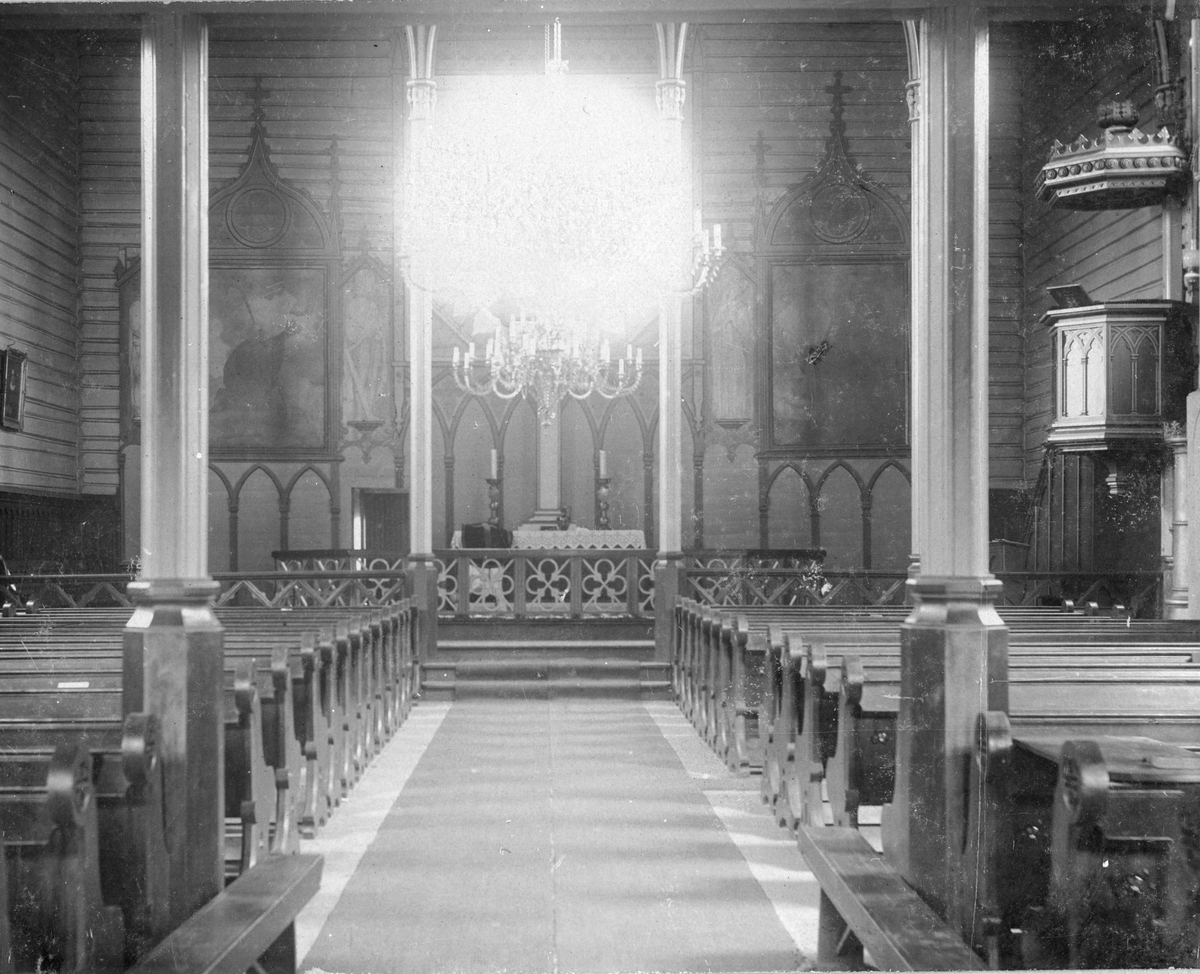 Bamble Kirke og portrett av sogneprestene Dehli og Gustav Jensen.
