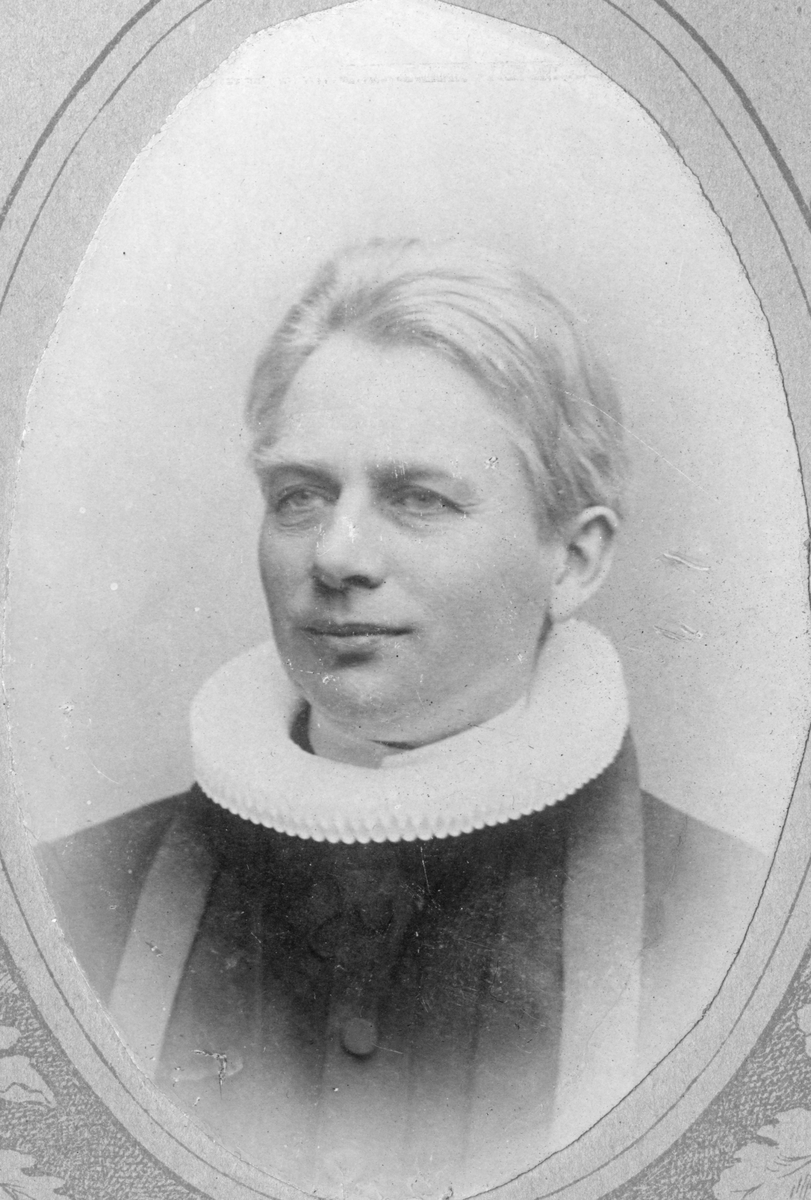 Bamble Kirke og portrett av sogneprestene Dehli og Gustav Jensen.