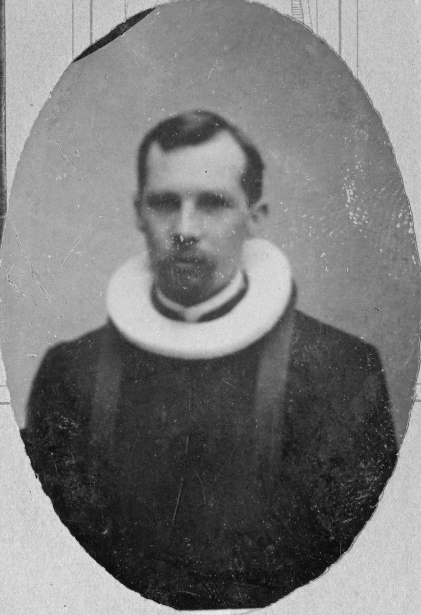 Bamble Kirke og portrett av sogneprestene Dehli og Gustav Jensen.