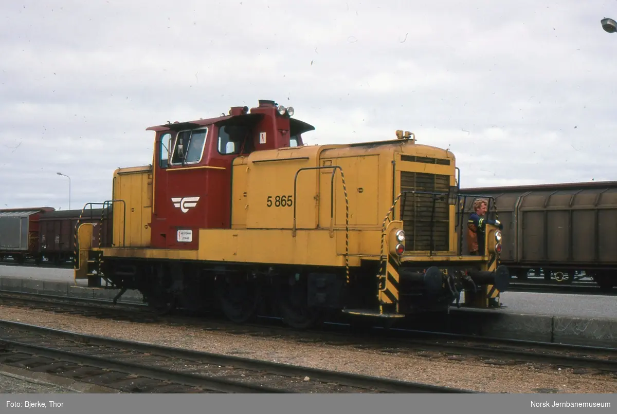 Diesellokomotiv Di 5 865 på Bodø stasjon