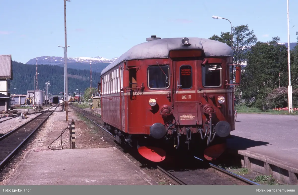 Motorvogn BM 86 18 i persontog 476 til Majavatn på Mo i Rana stasjon