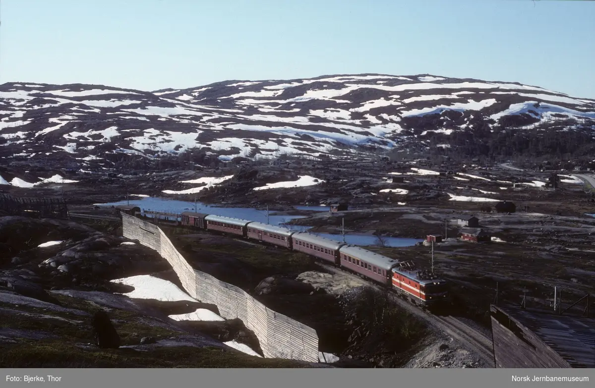 Persontog 3583 til Kiruna trukket av svensk elektrisk Rc4-lokomotiv i nærheten av Bjørnfjell