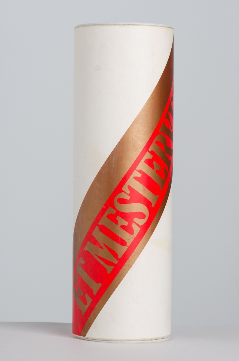 Brun lettølsflaske med emballasje og et jubileumsbånd.