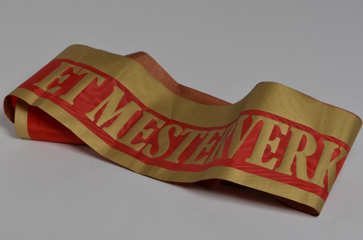 Brun lettølsflaske med emballasje og et jubileumsbånd.