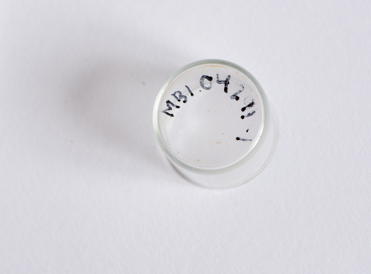 Rektangulær trekasse med lokk øverst og bakelitt håndtak på sentrert på toppen av lokk. Innvendig instrumentpanel med fem knapper, en spake og hjul. To vinduer som viser målinger. Dør i front med lite rom med to glasselektroder (nr. 290)