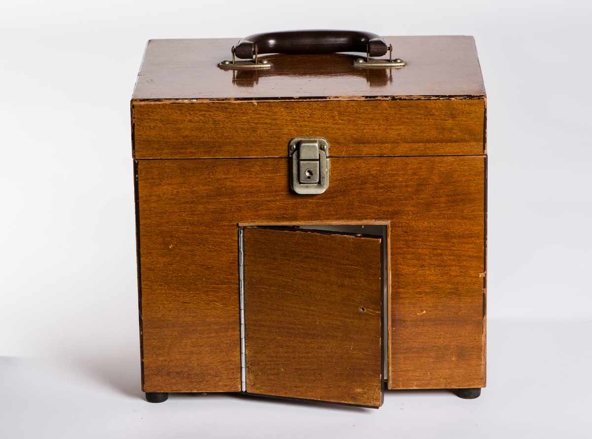 Rektangulær trekasse med lokk øverst og bakelitt håndtak på sentrert på toppen av lokk. Innvendig instrumentpanel med fem knapper, en spake og hjul. To vinduer som viser målinger. Dør i front med lite rom med to glasselektroder (nr. 290)