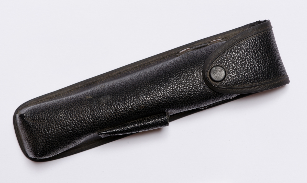 Sylinderformet instrument med to påfestede deler formet som pyramider i enden. Sort etui med kneppelukning i enden med trykknapp. Liten lomme på siden til skrujern. Skrujern med rødt skaft.