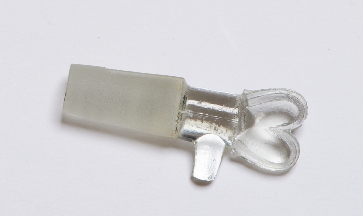 Rektangulær, sort, kube med hengslet lokk og lukkekrok. Pipette i glass med endestykke i gummi. Porselensfat med seks sirkulære fordypninger.
Kork til karaffel (selve karaffelen sitter fast i boksen) Korken er slipt i enden med gripetak formet som to ører og horisontal tapp.