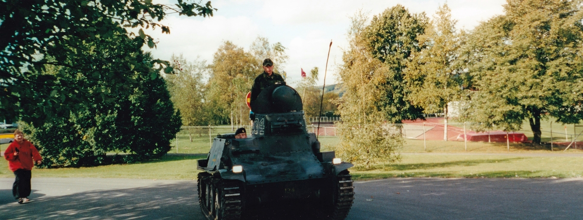 Rekrytering till Hemvärnet vid Odenhallen i Falköping 2000-09-16. Stridsvagn m/37.