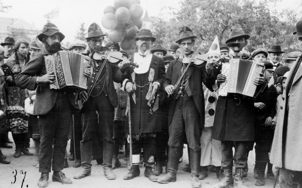 Motiv från firandet av Barnens Dag i Linköping 1923. Bild från arrangemangets nöjesplats invid Linnéskolan. Musikanterna är medlemmar av studentorkestern Bonnkapälle.