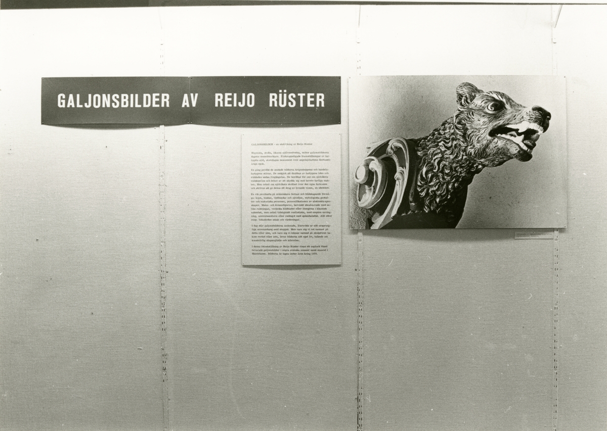 Utställningen "Galjonsbilder av Reijo Rüster". En fotoutställning med fotografier av galjonsbilder från svenska museer samt Mariehamn. Inledningsskärmen med text om utställningen.