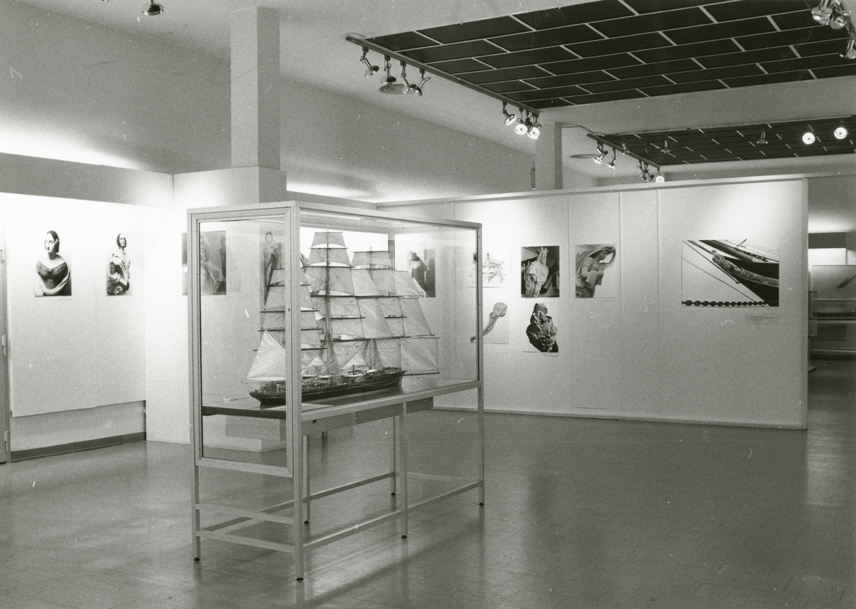 Utställningen "Galjonsbilder av Reijo Rüster". En fotoutställning med fotografier av galjonsbilder från svenska museer samt Mariehamn. Överblick av utställningsinteriör.