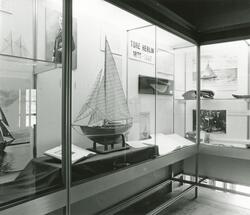 Utställningen "Tore Herlin" i trappmonter. Presentation av T