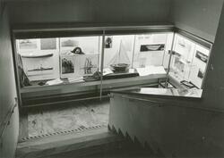 Utställningen "Tore Herlin" i trappmonter. Presentation av T