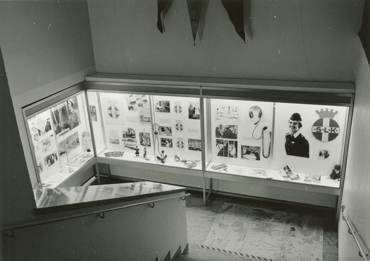 Utställningen "Marinlottakåren 1939–1979". Översikt av trappmontern med fotografier och föremål.