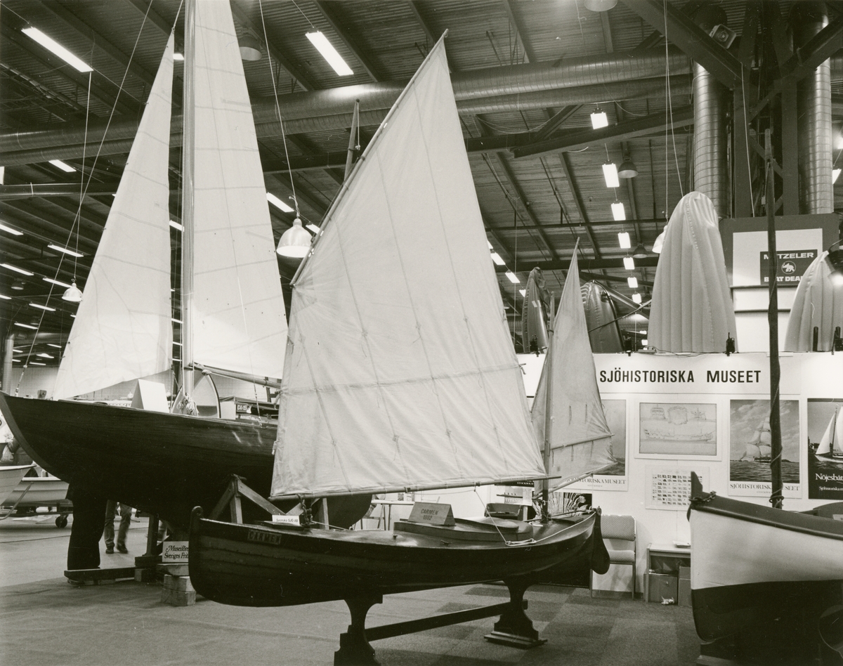 Utställningen Allt för sjön. Sjöhistoriska museet ställer ut på Älvsjömässan i Stockholm. Sjöhistoriskas båtar LÅNGHOLMSGIGGEN framför segelkanoten CARMEN.