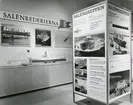 Basutställning i Sjöfartsavdelningen, Rederisalen. Saléngruppens monter. Utställningsinteriör med fartygsmodell, texter och fotografier.