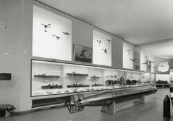 Utställning i Örlogsavdelningen. Väggsektion med fartygs-, f