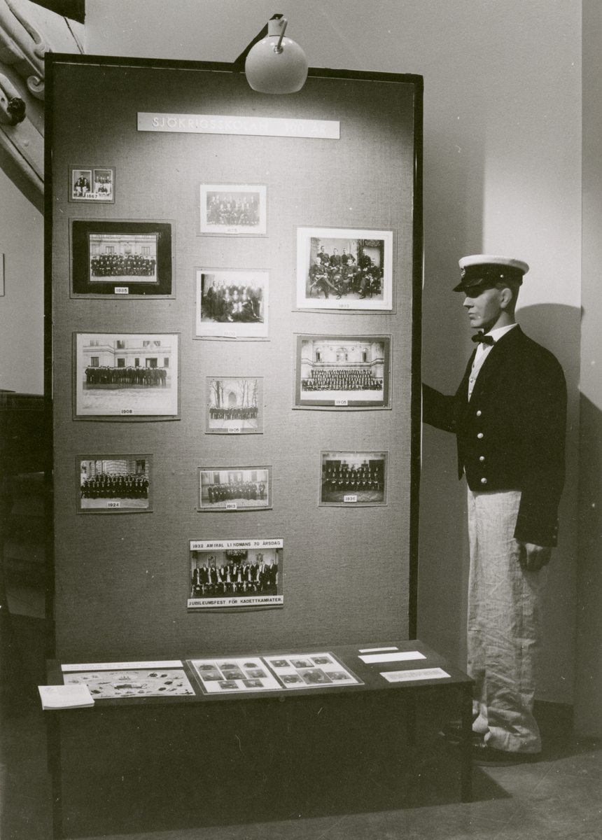 Utställningen "Sjökrigsskolan 100 år". Skärm med elevfotografier.