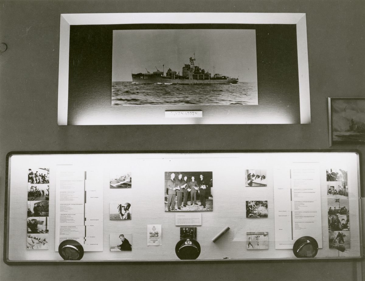 Utställningen "Sjökrigsskolan 100 år". Utställningsmonter med fotografier från verksamheten.