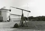 Utställningsarbete. Attrapp för kanonrör för kryssaren TRE KRONOR uppställd utanför Sjöhistoriska museet i Stockholm hösten 1976.