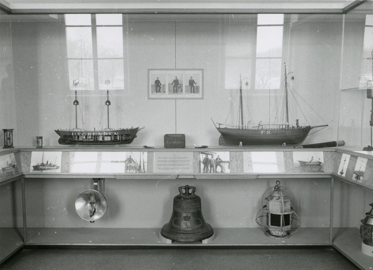 Utställningen "Fyr och Lots" före uppbrytandet 1975. Utställningsinteriör med fyrföremål t.ex. en fartygsmodell av fyrskeppet FINNGRUNDET.