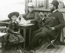 Marinmålaren Ludvig Richarde med sin sin familj, hustrun Elisabeth och dottern Mary, samlad på verandan.