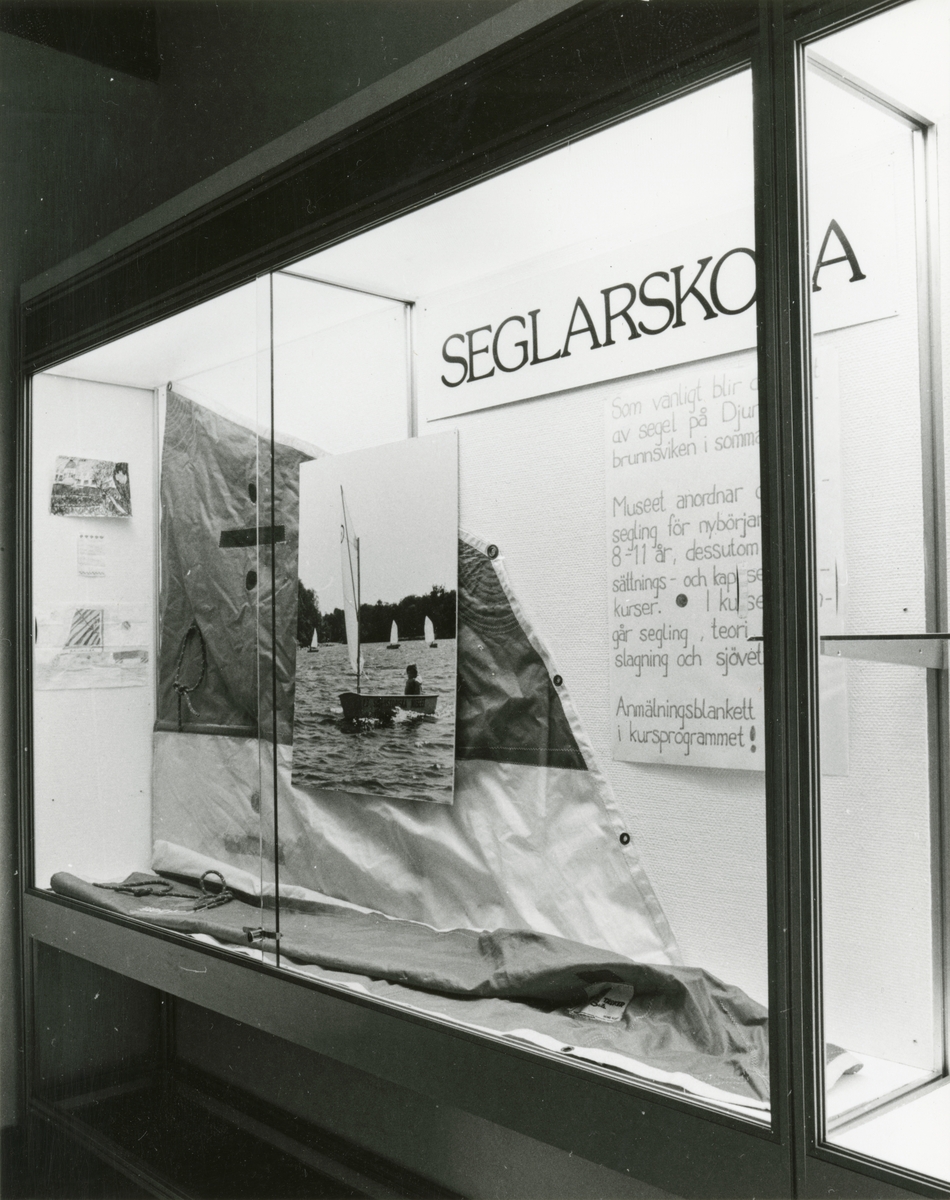 Utställning i trappmonter om kurser, föreläsningar och seglarskolor våren och sommaren 1981. Del av montern om seglarskolan.