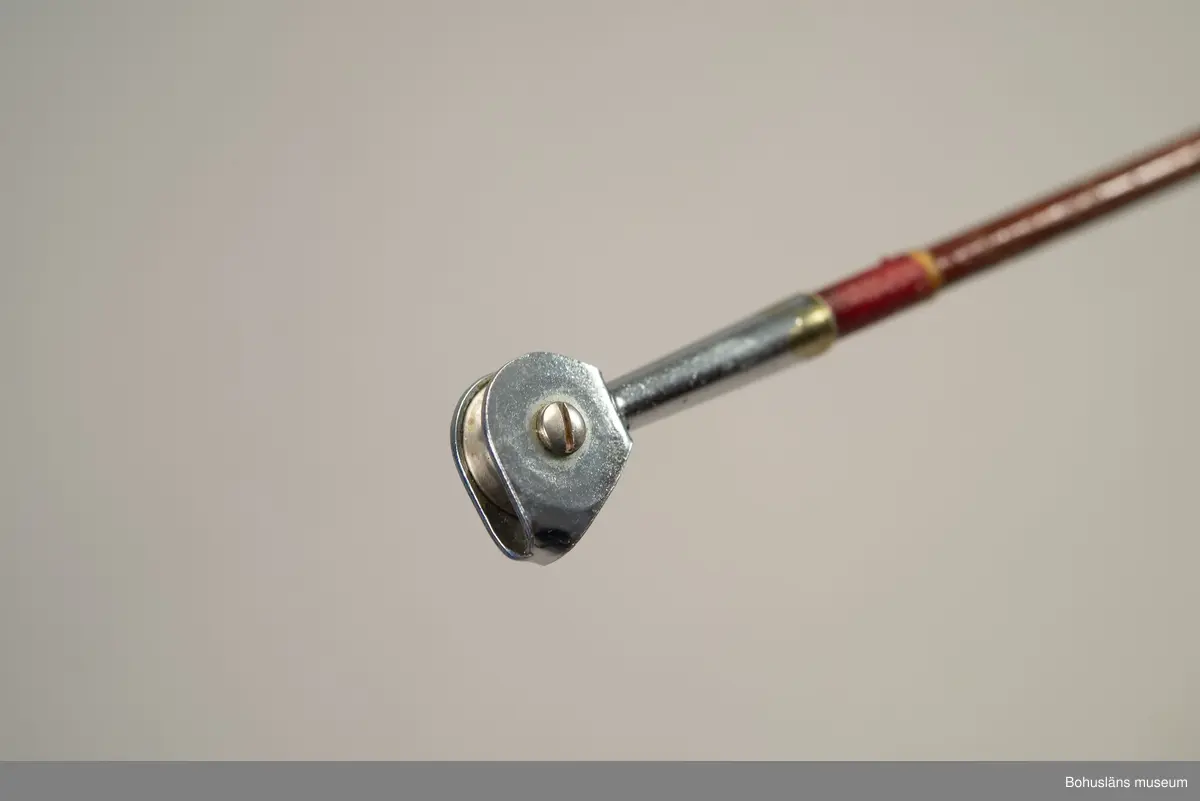 Havsfiskespö i glasfiber med havsfiskerulle för pigghaj och rocka.
Havsfiskerulle av märket True Temper.
På spöet en klisterlapp med tidningen Expressens logo, en geting.