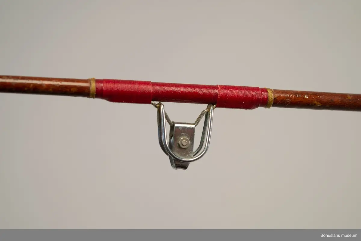 Havsfiskespö i glasfiber med havsfiskerulle för pigghaj och rocka.
Havsfiskerulle av märket True Temper.
På spöet en klisterlapp med tidningen Expressens logo, en geting.