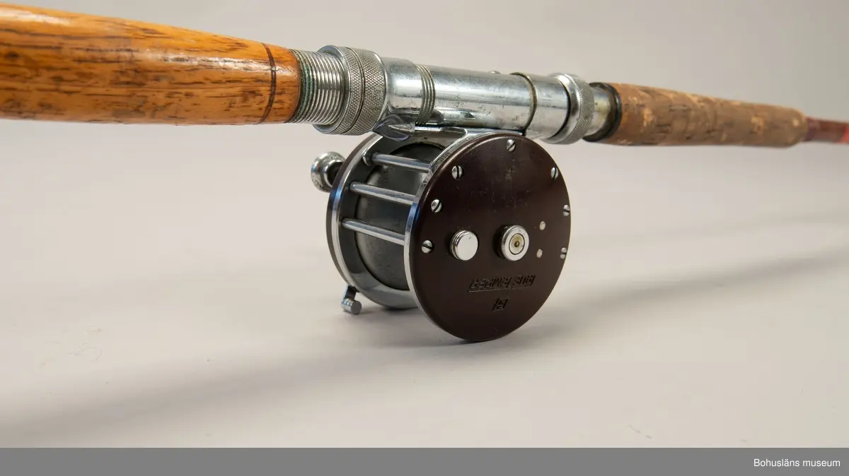 Havsfiskespö i glasfiber med havsfiskerulle för pigghaj och rocka.
Havsfiskerulle av märket True Temper.
På spöet en klisterlapp med tidningen Expressens logo, en geting.