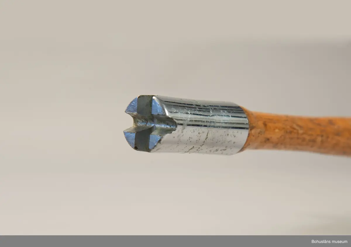 Havsfiskespö i glasfiber med havsfiskerulle för pigghaj och rocka.
Havsfiskerulle av märket True Temper.
På spöet en klisterlapp med tidningen Expressens logo, en geting.