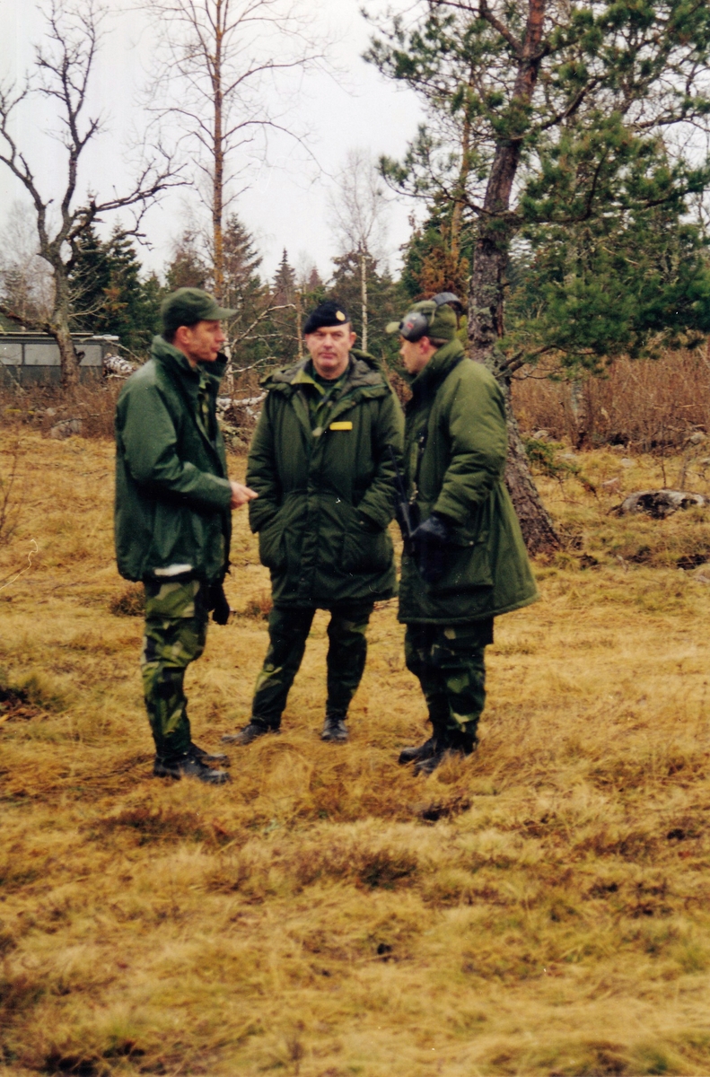 Hemvärnsövning för hemvärnet i Falköping 1999-02-27. Fr.v majorerna Thomas Hilding och Kent Andersson från Skaraborgsgruppen samt okänd.