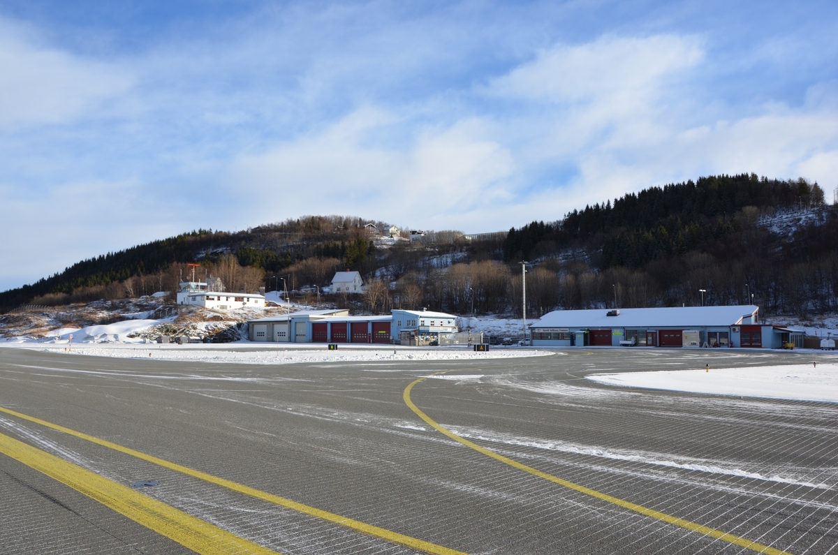 Narvik lufthavn med terminalbygningen, driftsbygningen og flytårnet.