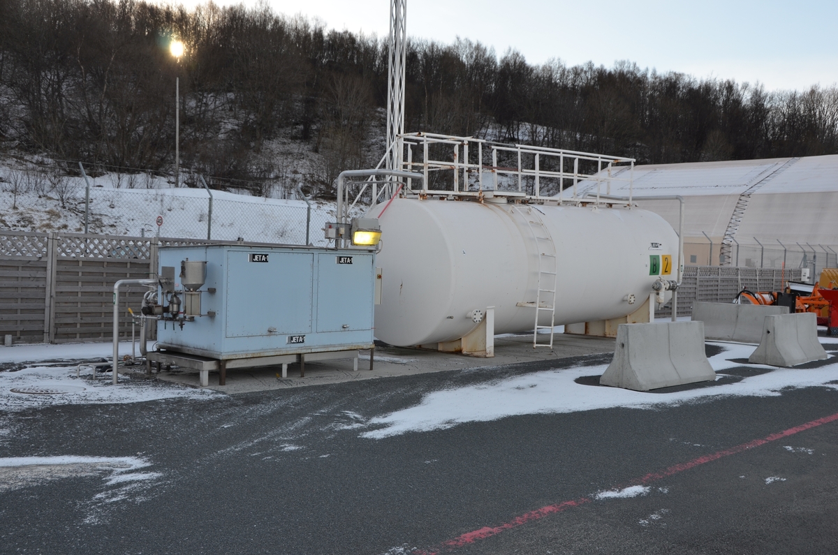 Drivstofftank og pumpeaggregat for fuel på Narvik lufthavn.