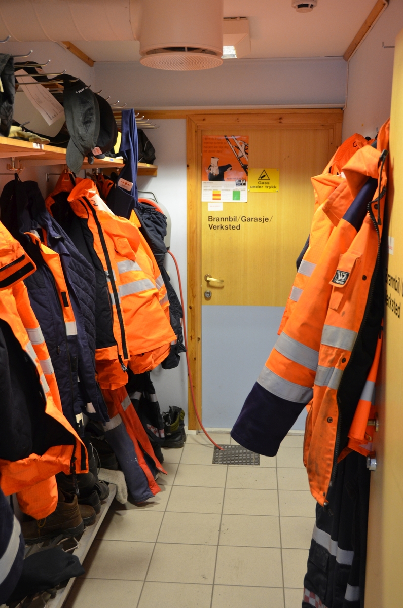 Garderobe i lufthavnvakta på Narvik flyplass, med personlig verneutstyr for ansatte.