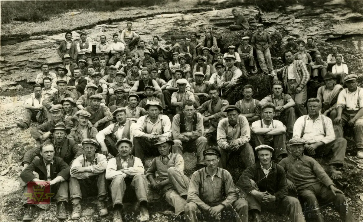 Bilde 1) viser ein traust arbeidsgjeng på veganlegget Olden-Innvik i 1936. 
"Singervegen" ga livsmot og tru.
Ref. til boka "Vegfolk fortel" Vegminne fra Statens vegvesen Sogn og Fjordane, side 50-53. 
Bilde 2) Navn på personer er gjengitt utfra navnliste på bildet. Storparten av navnene står oppført på lista, men noen står som ukjent.
Med forbehold om skrivefeil som kan oppstå. 
Nederst fra venstre: 
1) A. O. Sunde, 2) Odd Rome, 3) Lars Skøre, 4) Anfin Fredheim (står også som nr.79),  5) Sigurd Flo, 6) Olav Hilde, 7) Malvin Nygård, 
Andre rekke: 8) Sigurd Mork, 9) Ingvald Mork, 10) Petter Skøre, 11) Tormod Gildestad, 12) Ingvald Sandvik, 13) Anton Moen, 14) Hans Hilde, 15) Per Bolstad, 
Tredje rekke: 16) Bjarne Frøholm, 17) Knut Eide. 18) Matias Frøholm, 19) Lars Skarstein, 20) Jon Langelund? 21) Olav Hagen, 22) Simon Heggestad, 23) Audun Hilde (står også som nr. 47), 24) Kristian Sandbakk, 25) Bjarne Frøholm, 26) Amund Nesje?
Fjerde rekke: 27) Simen Rake, 28) Malvin Tonning, 29) ukjent, 30) Tormod Gilstad, 31) Bendik Brynestad, 32) Knut A. Eide, 33) Rolf Lefdal, 34) Ola Heggestad, 35) Einar Raku, 
Femte rekke: 36) Sigurd Mork, 37) ukjent, 38) ukjent, 39) ukjent, 40) Simen Raki, 41) Isak Rake, 42) Ingebrigt Eide, 43) Lars Skarstein, 
Sjette rekke: 44) Lars Flo, 45) Anfin Meland, 46) Ingvald Sandal, 47) Audun Hilde, 48) Anfin Hilde, 49) Olav O. Skarstein, 50) Kolbein Guddal, 51) Einar Vingrygg, 52) Kolbein Goddal? 53) Ludvig Lunde, 54) Elling Flore, 55) Odd Rome, 56) Rasmus Lunde, 57)  Olai Haugen, 58) Knut Nygjerd, 59) ukjent, 60) ukjent, 61) ukjent, 62) ukjent, 63) ukjent, 64) ukjent, 65) ukjent, 
Bakerste rekke: 66) Sverre Sandvik, 67) Andrias Guddal, 68) Sigurd Nesje, 69) ukjent, 70) ukjent, 71) ukjent, 72) ukjent, 73) ukjent, 74) ukjent, 75) ukjent, 76) ukjent, 77) ukjent 78) ukjent, 79) Anfin Fredheim? 80) ukjent   

Offisiell opning av "Singervegen" mellom Innvik og Olden foregjekk 23. juni 1936 og Hans Majestet Kong Haakon VII var med på opninga. 

Se flere bilder og informasjon fra vegåpningen i relaterte objekter lenger ned på siden.