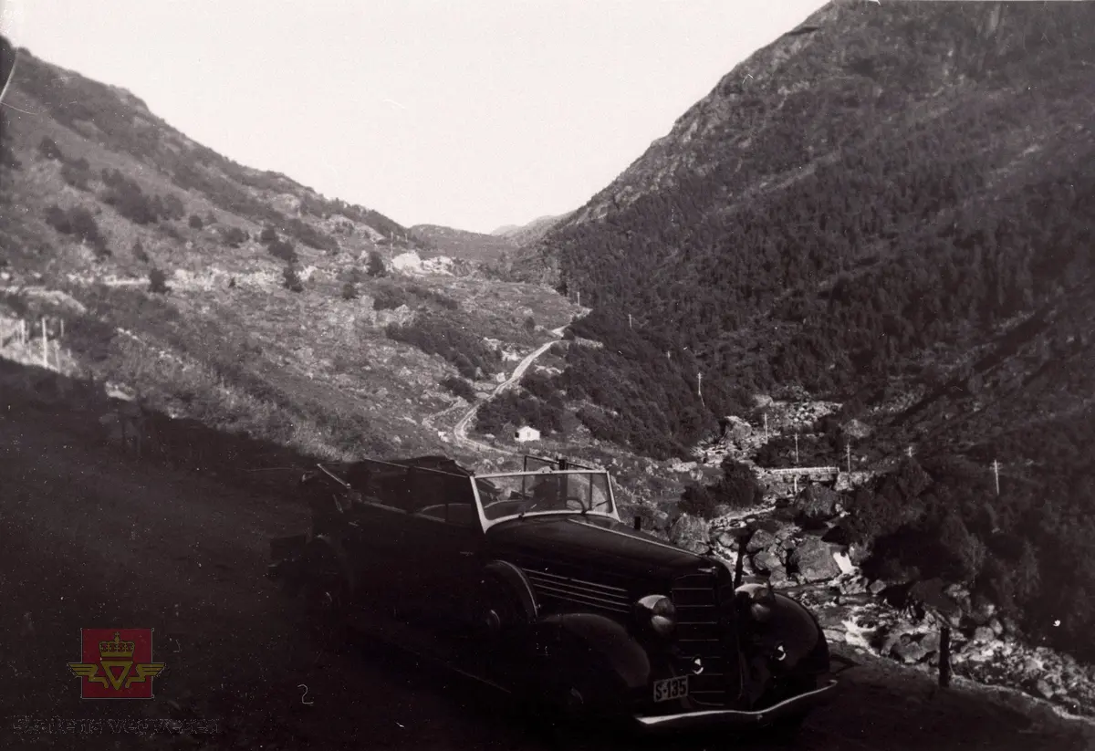 1934-modell Buick Kabriolet med kjenneteikn S-135  på riksveg 55 Sognefjellsvegen. 
