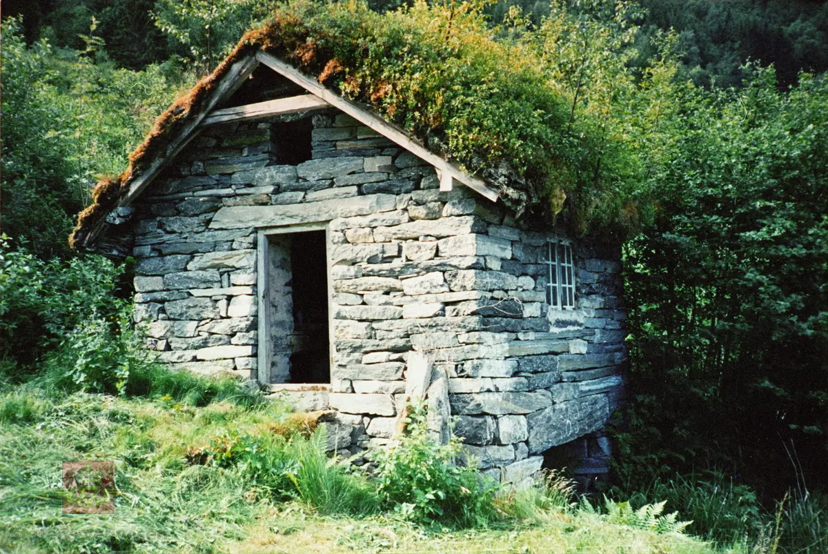 Eit kvernhus på garden Årholen som ligg ved riksveg 60 mellom Innvik og Olden.

Kvernuset er bygd i tørrmur og har torvtak.