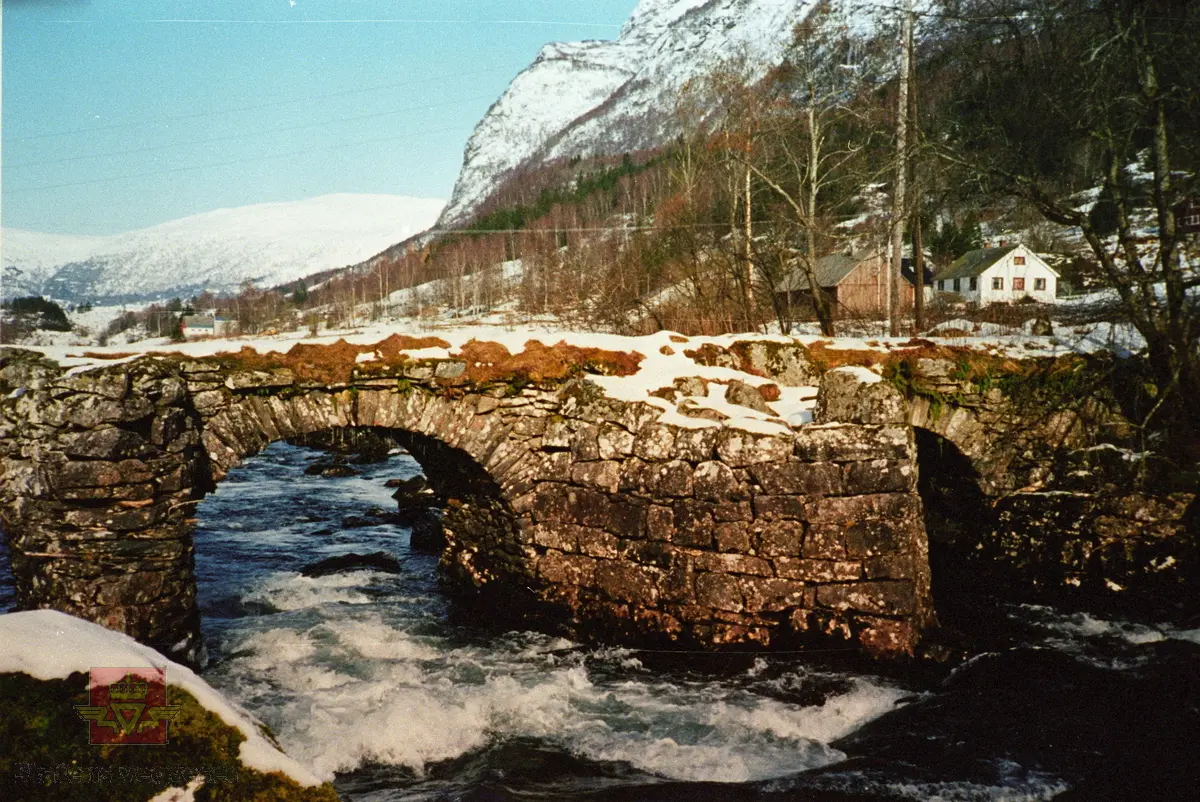 Gamle Eide steinkvelvingsbru med tre kvelv, som gjekk over den vesle elva mellom vatna Floen og Oldedalsvatnet. Brua hadde berre lokal tilknytning til grendene på austsida av dalføre. Brua var i bruk fram til år 1951, då vegparsellen Killingbakken - Eide - Sunde var bygd ferdig som ledd i vegutløsing for Oldedalen.