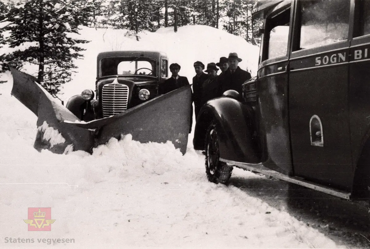 Snøbrøyting i Jostedalen i Luster kommune i 1938-1939. 

Sjåførene Johan Nondal og Johan Kjos saman med direktør Steen (Fylkesbaatane Sogn og Fjordane), styremedlem Hans Grinde (Sogn Billag) og banksjef Tefre. 
03.01.2023: Brøytebilen er Diamond T 1937-38, trolig også bussen. (Opplysninger til kjøretøyene fra Ivar Erlend Stav). 
16.03.2023: Denne bilen 1938 Strømmen Dodge er nå til lakkering og er meget sjelden. Eier Morten Lægreid.