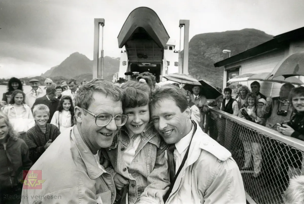 Bilde 1) E 10/Rv.80. Åpning av fergeforbindelsen Bodø-Røst-Værøy-Moskenes. Vegåpner Kristin Arntsen, Geir W.Nilsen og vegsjef Arne Ivar Løvmo. 
Bilde 2)  MF Lødingen. Vegsjef Arne Ivar Løvmo med ror og kikkert. 
Bilde 3) Ombord i MF Lødingen. På veg til åpning av fergeleiene Røst, Værøy, Moskenes og Nappstraumtunnelen 01.07.1990. 
Ragnar B. Jørgensen, Sigbjørn Eriksen, Peter Augelen, D. J. Fjorvall, Jack Berntsen (med gitar)
og vegsjef Arne Ivar Løvmo.
Dans på dekk. Sigbj. Eriksen, Ragna B. Jørgensen, Jack Berntsen, Arne Ivar Løvmo, Harry Jensen,
Evan Furnes, Rolf Bendiksen, Dag J. Fjærvoll, Peter Angelsen.