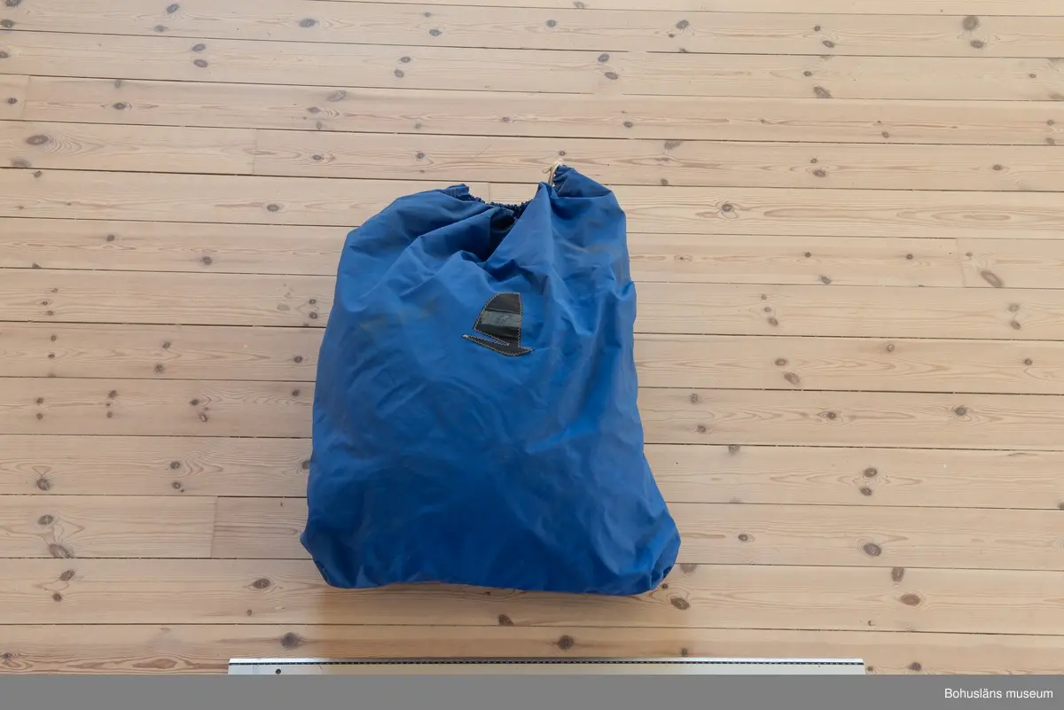 Stormfock förvarad i blå dacronsäck.
Märkt Marinex samt logo.
Bronsringar i respektive horn, sex pistolhakar.
Bruna fläckar och mögelfläckar.
