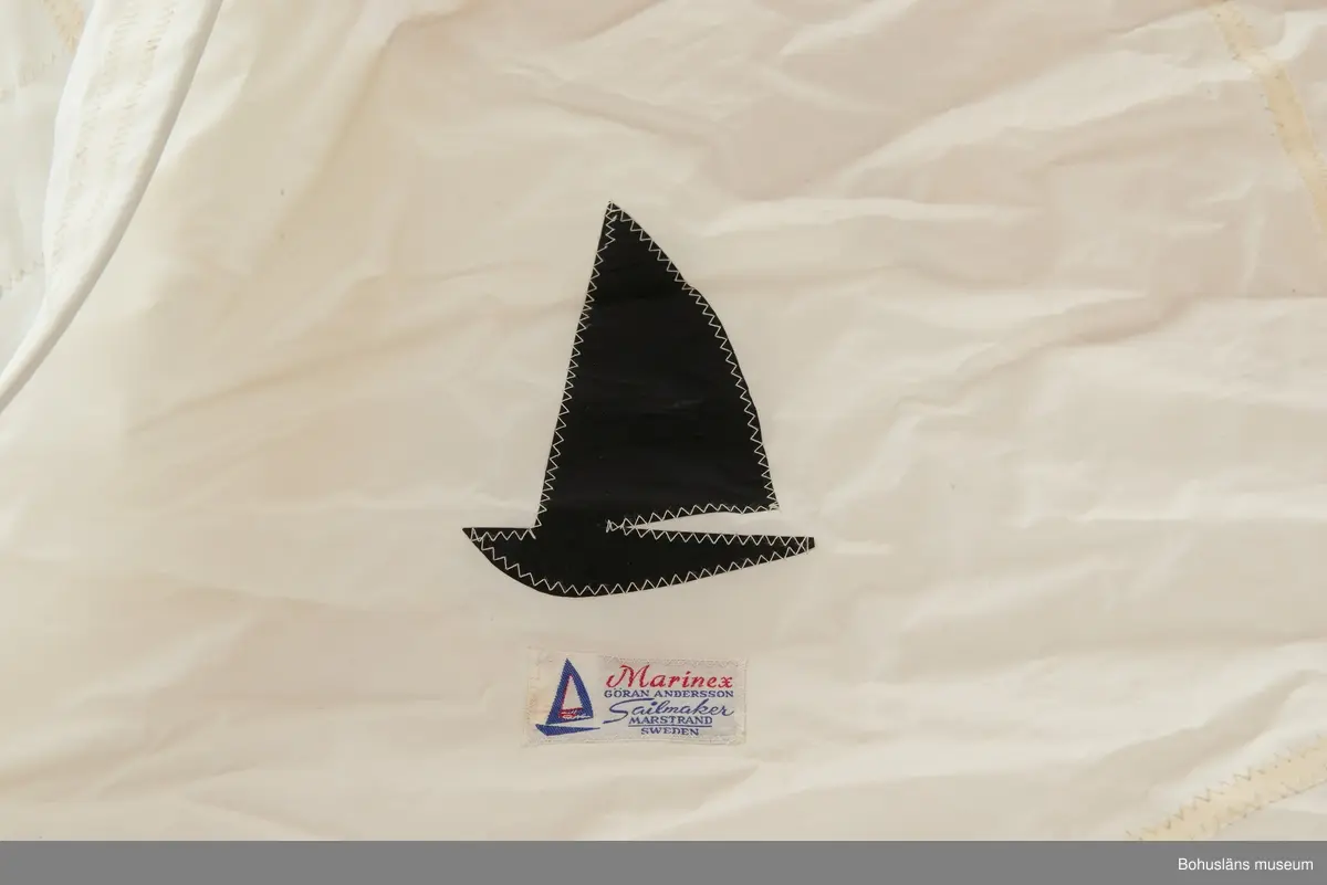 Stormfock förvarad i blå dacronsäck.
Märkt Marinex samt logo.
Bronsringar i respektive horn, sex pistolhakar.
Bruna fläckar och mögelfläckar.